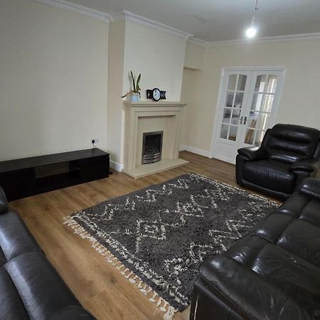 Entire Three Bedroom House In Birmingham Bagian luar foto