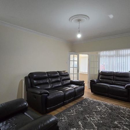 Entire Three Bedroom House In Birmingham Bagian luar foto